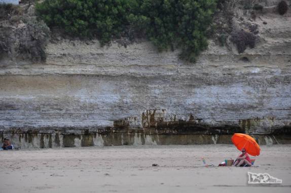 Banho de sol sob as falésias da praia de Las Grutas, na Argentina